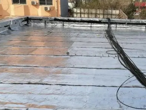 上虞卫生间漏水维修公司分享下上虞屋面楼顶防水刚性防水层施工要点。